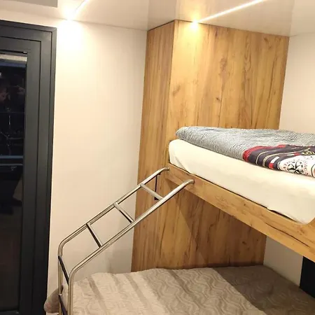 Houseboat Water King Plywajacy Dom Na Wodzie, 7 Os アパート *