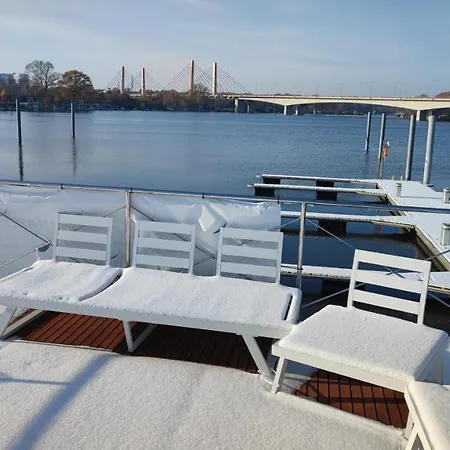 아파트 Houseboat Water King Plywajacy Dom Na Wodzie, 7 Os *